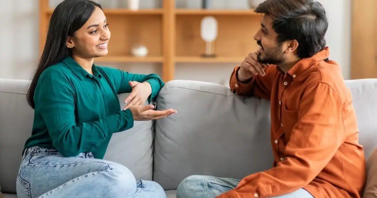 Un homme regarde un match de football à la télévision, l'air inquiet