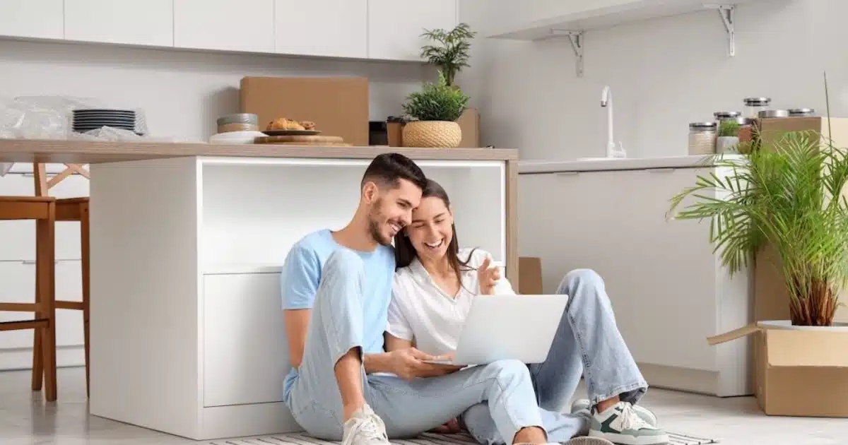 Une voiture submergée dans une piscine