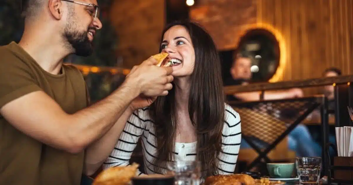 Un homme aborde une femme dans un rayon de supermarché