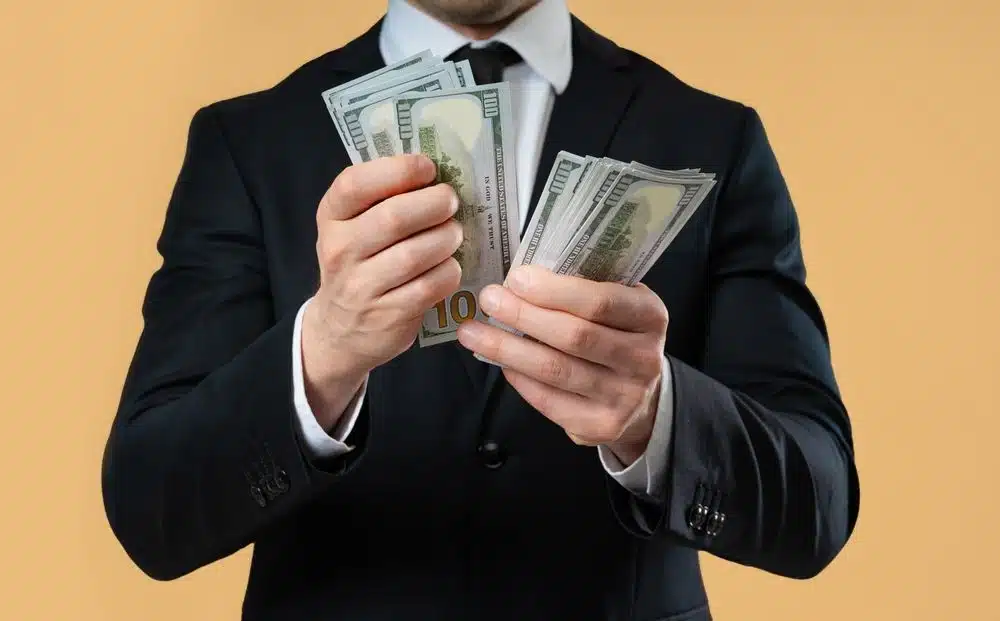 Femme consultant ses finances sur un ordinateur portable, l'air sereine