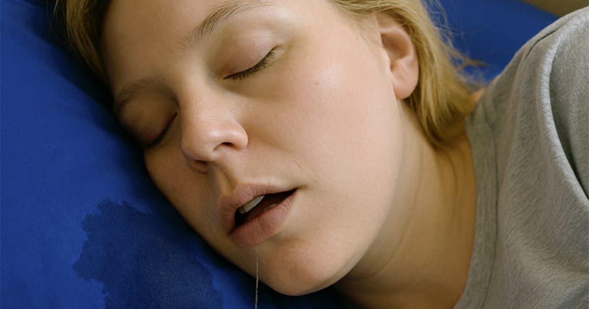 Si vous bavez souvent en dormant, faites attention à ces 6 causes