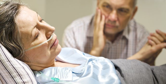 Personne âgée tenant la main d'un proche