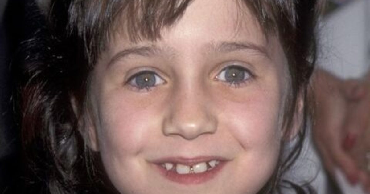 Sur cette photo, elle n’a que 7 ans ; elle en a maintenant 49 ans. C’est la plus belle fille du monde, et vous la connaissez : regardez à quoi elle ressemble maintenant.