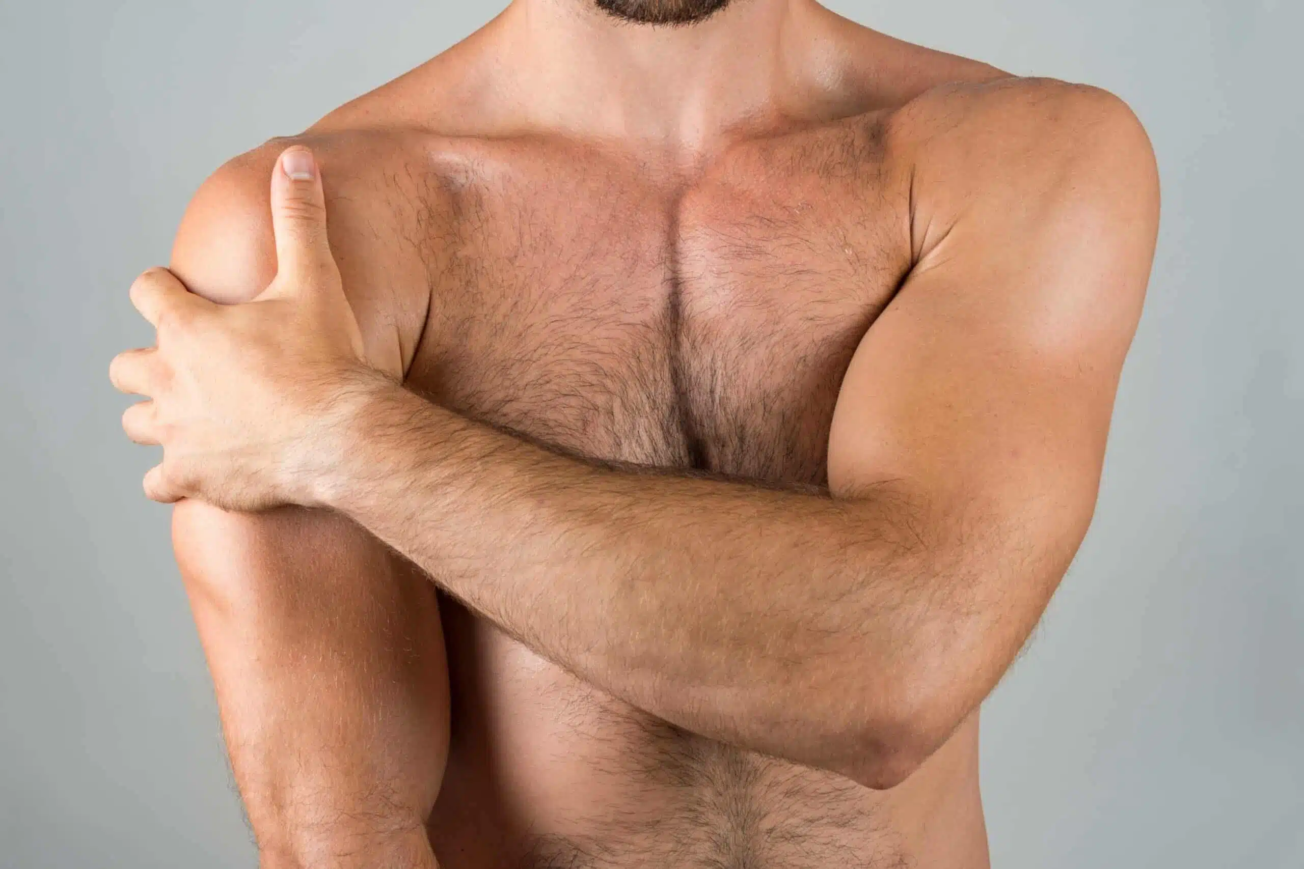Homme au torse sculpté