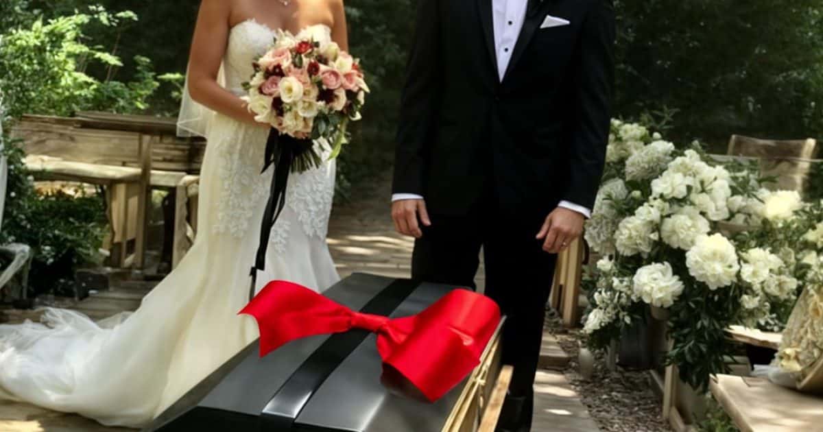 Un cercueil orné d’un ruban a fait irruption en plein milieu de notre cérémonie de mariage