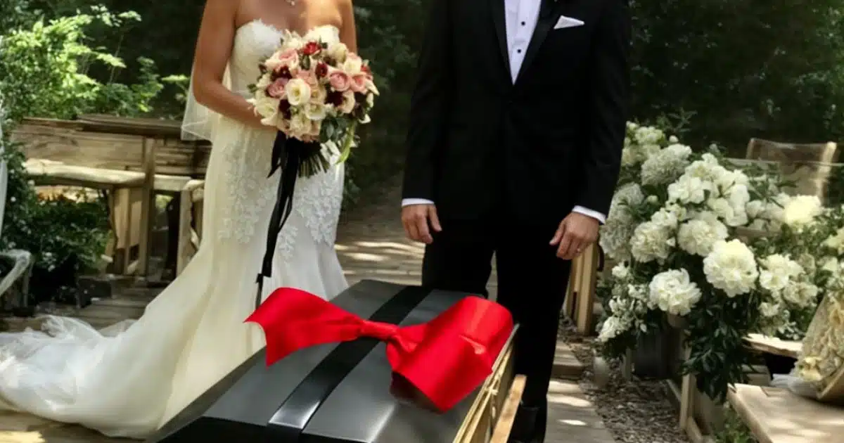 Un cercueil orné d’un ruban a fait irruption en plein milieu de notre cérémonie de mariage