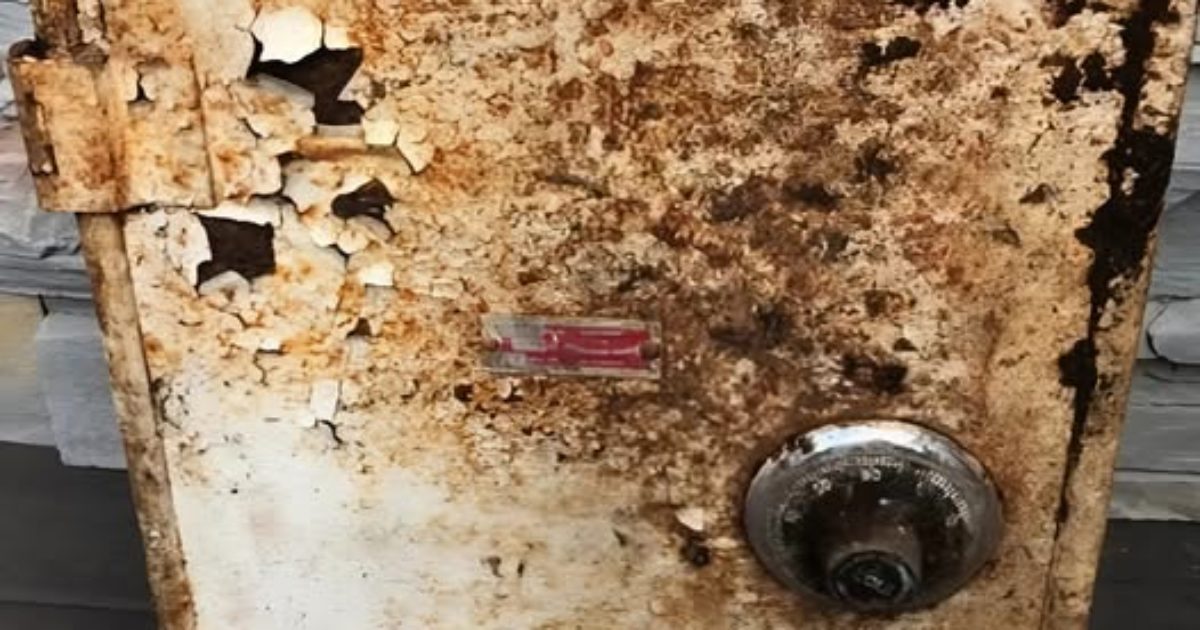 Un couple a découvert un vieux coffre-fort dans leur maison, et en voyant ce qu'il contenait, ils ont immédiatement appelé la police
