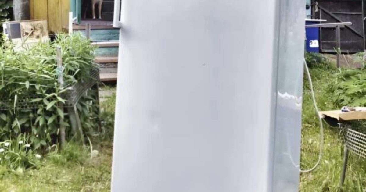 Un de mes voisins a décidé de recycler son vieux frigo plutôt que de s’en débarrasser : voici ce qu’il en a fait