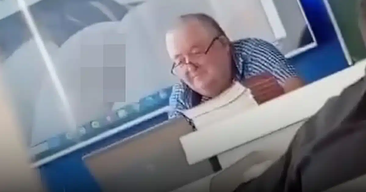 Un enseignant surpris en train de regarder une vidéo inapproprié pendant un cours