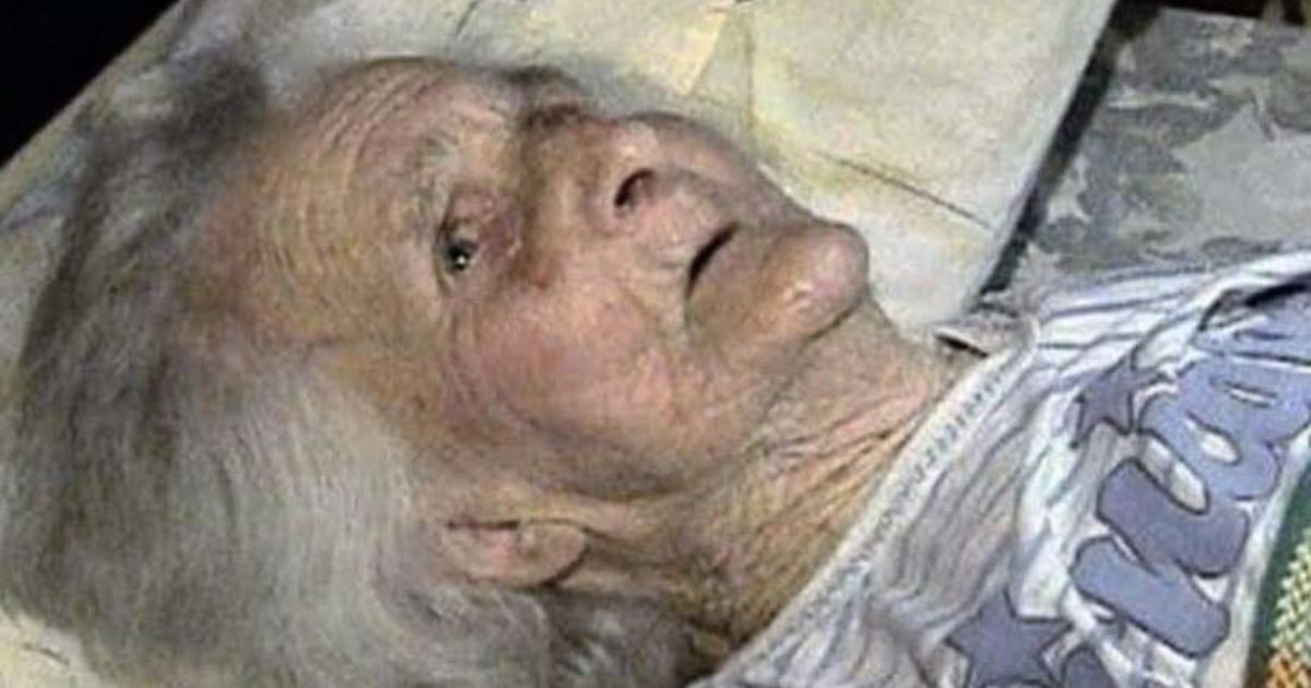 Un fils emmenait sa mère dans une maison de retraite, où il lui rendait visite de temps en temps.