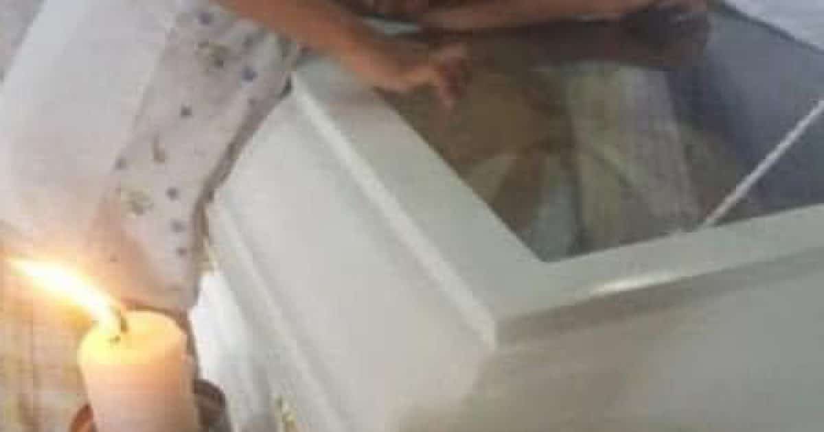 Un garçon étreint le cercueil de sa mère