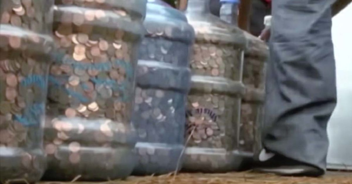 Un homme a accumulé des centimes pendant plus de 45 ans. Les guichetiers n’en reviennent pas de la valeur totale