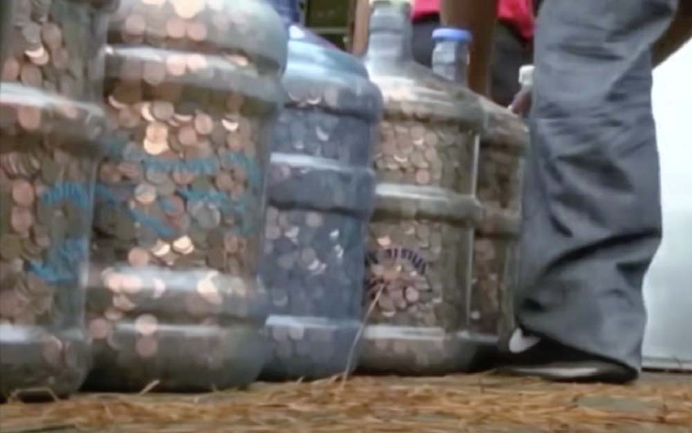 Un homme a accumulé des centimes pendant plus de 45 ans. Les guichetiers n’en reviennent pas de la valeur totale