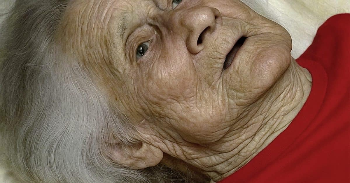 Un jour, un jeune homme décida d’installer sa mère en maison de retraite, où il ne venait la voir qu’occasionnellement