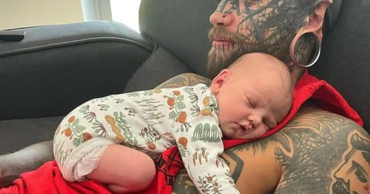 Un père de 24 ans, dont le corps était entièrement tatoué avec plus de 200 dessins, a choisi de les faire enlever pour le bien de sa fille