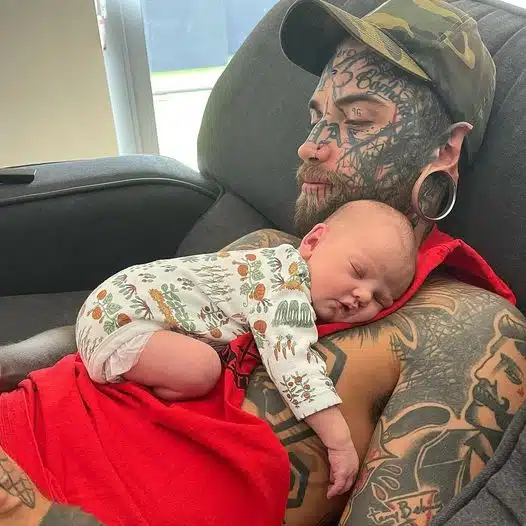 Un père de 24 ans, dont le corps était entièrement tatoué avec plus de 200 dessins, a choisi de les faire enlever pour le bien de sa fille