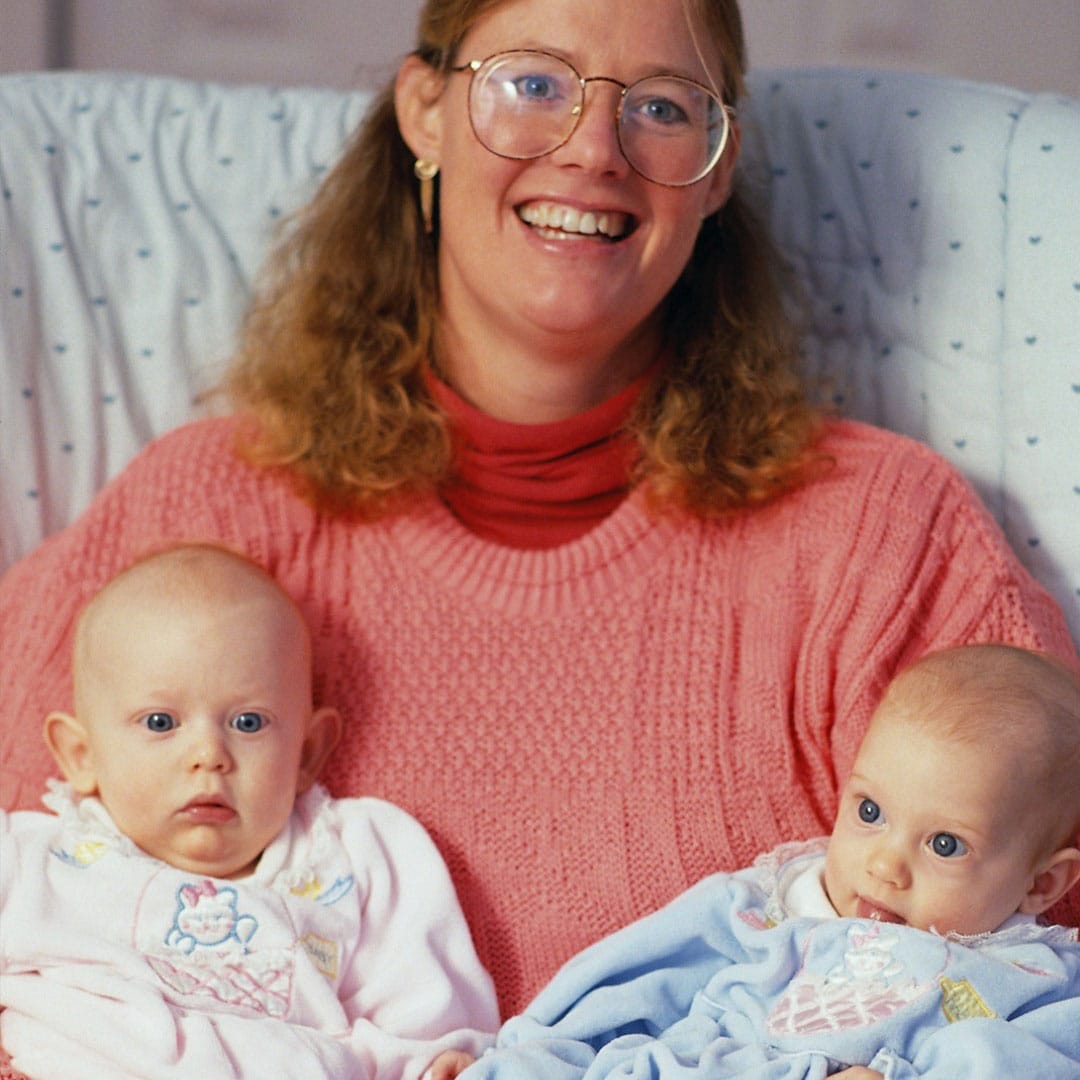 Un père jette sa femme et leurs jumeaux nouveau-nés à la rue — des années plus tard, il la supplie de l’aider – Histoire du jour