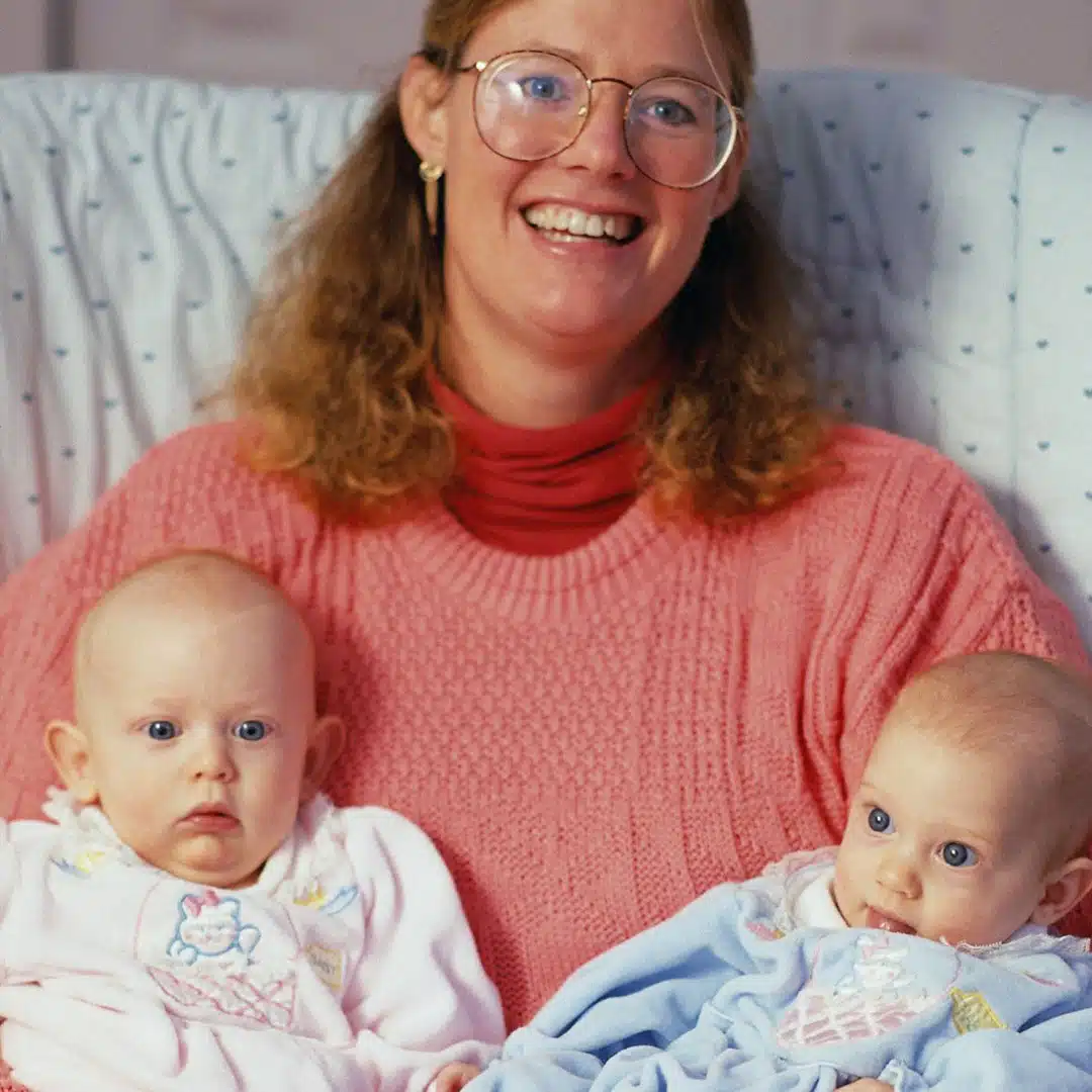 Un père jette sa femme et leurs jumeaux nouveau-nés à la rue — des années plus tard, il la supplie de l’aider – Histoire du jour