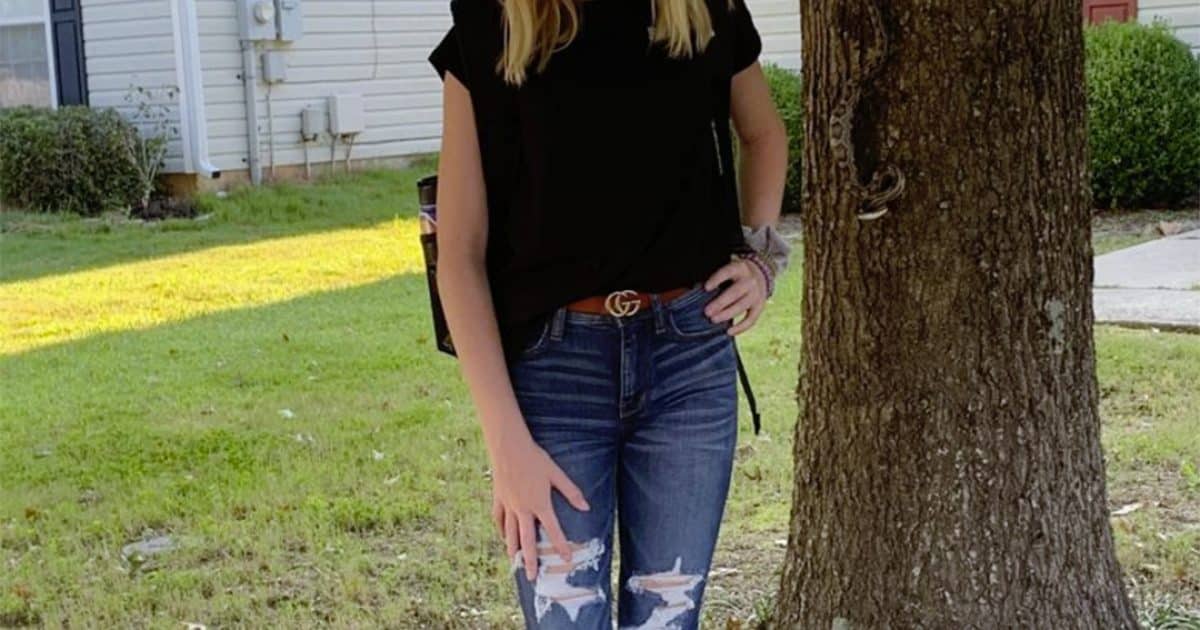 Une collégienne voit sa photo de rentrée gâchée par un invité surprise