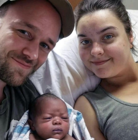 Une femme blanche fait le buzz après avoir donné naissance à un bébé noir, alors que son mari est également blanc