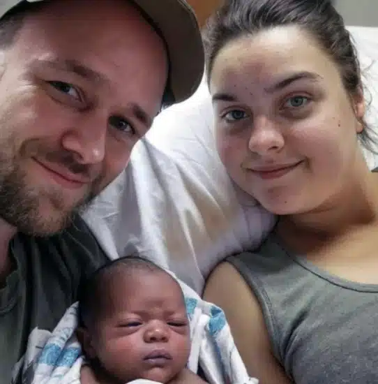 Une femme blanche fait le buzz après avoir donné naissance à un bébé noir, alors que son mari est également blanc