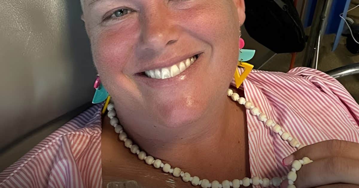 Une femme de 47 ans, atteinte d’un cancer de stade 4, lance un avertissement urgent au sujet d’un symptôme discret qu’elle avait négligé