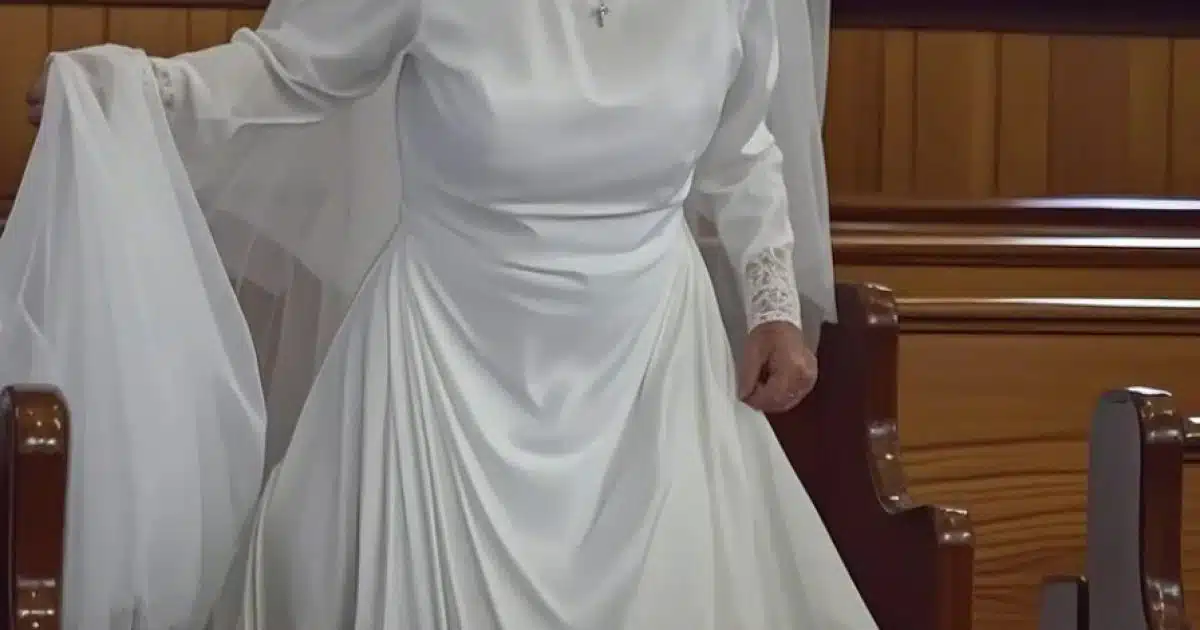 Une femme de 70 ans s’est présentée aux funérailles de mon père en robe de mariée et a révélé une histoire que personne dans notre famille ne connaissait