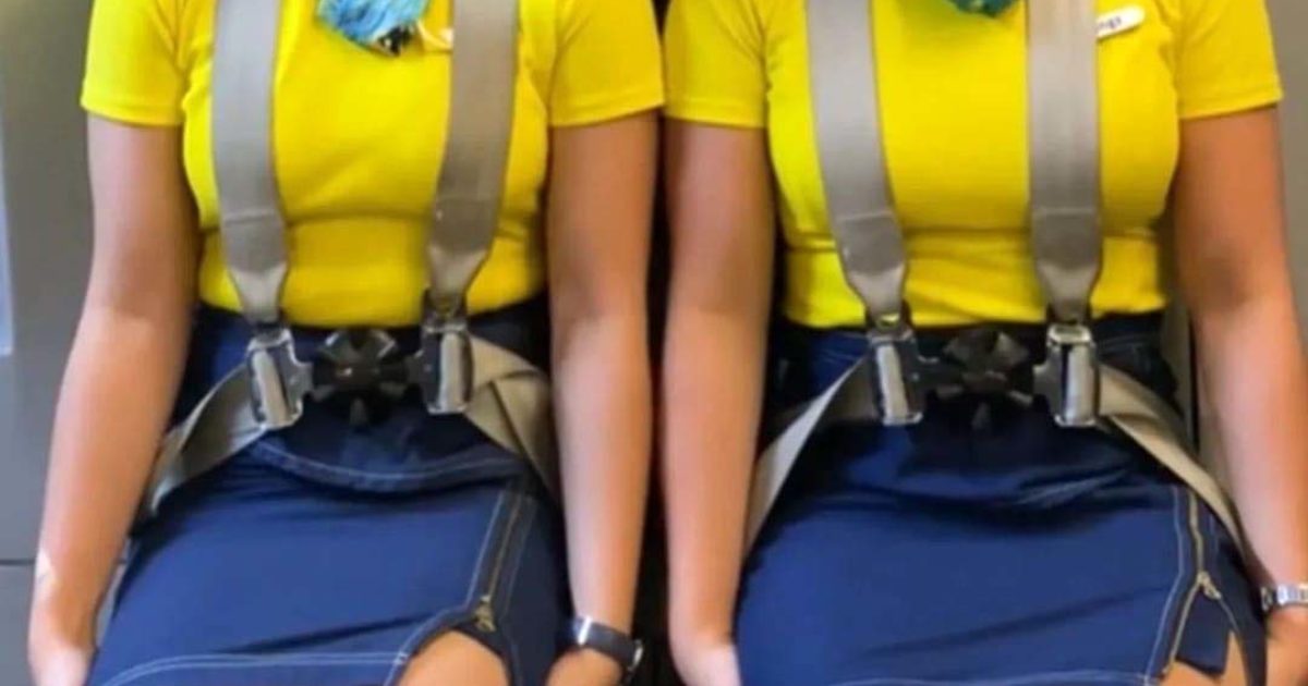 Une hôtesse de l'air révèle la raison inattendue pour laquelle l'équipage de cabine reste assis sur ses mains pendant le décollage et l'atterrissage
