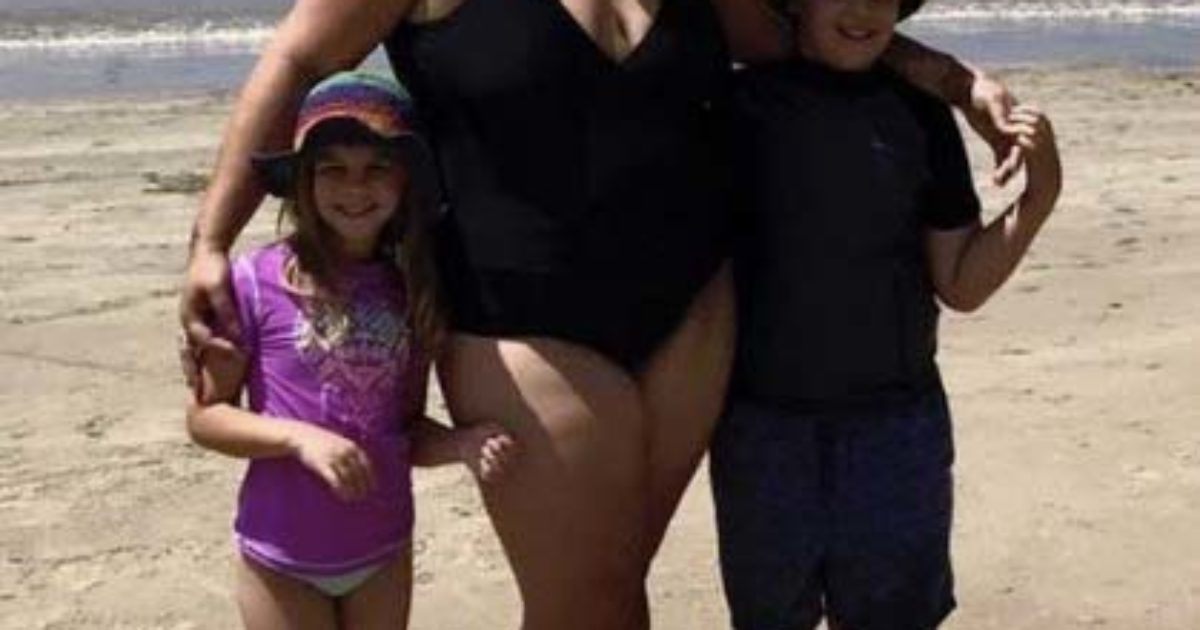 Une maman pose avec ses 2 enfants – puis regarde attentivement la photo et court chercher sa caméra