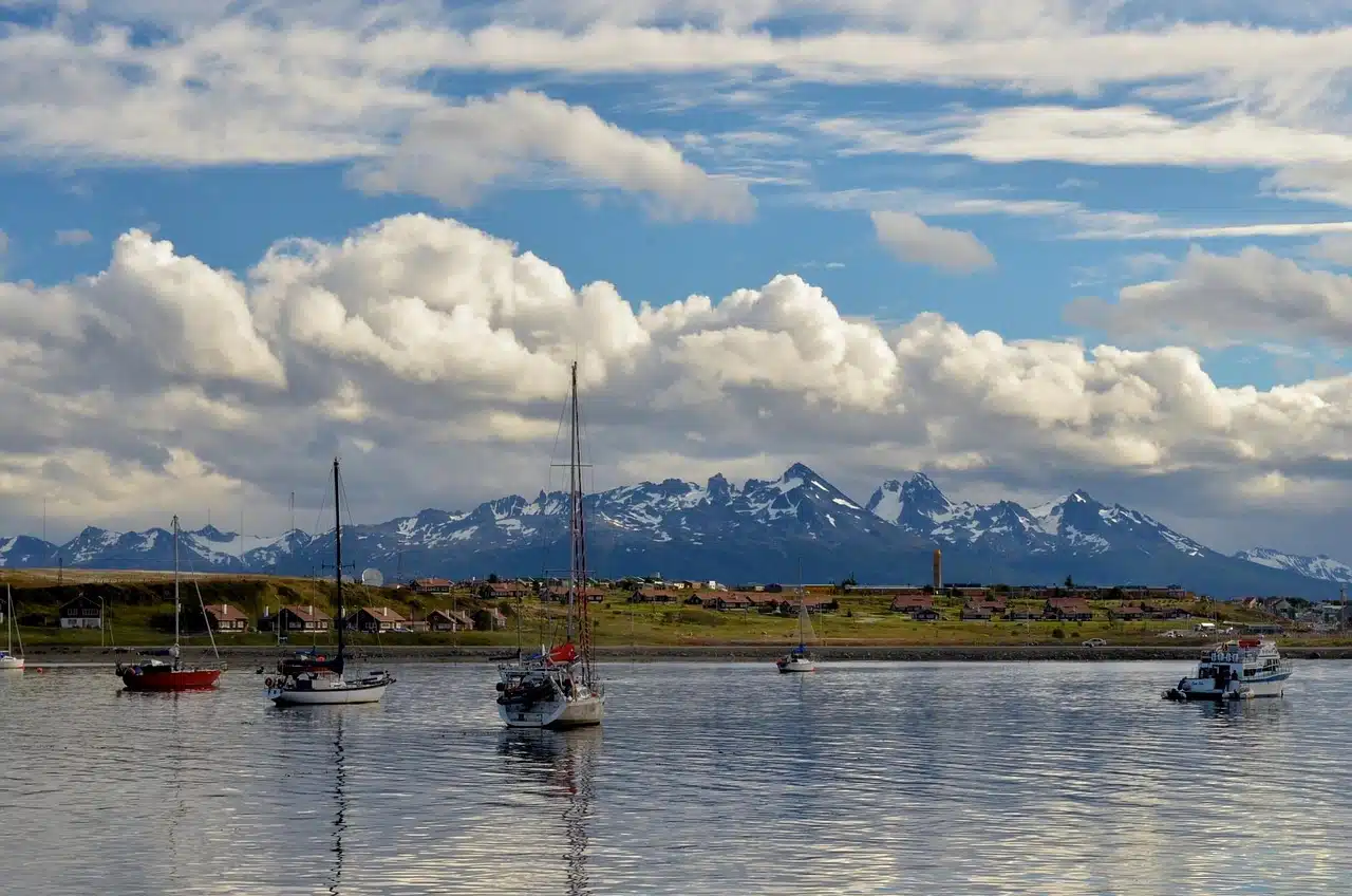 Vue sur la ville d'Ushuaia et les montagnes enneigées en Argentine