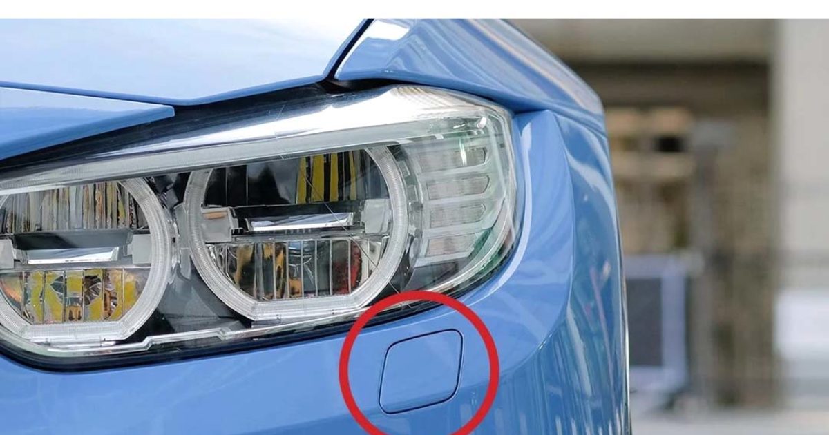 Voici à quoi sert le petit panneau sur le pare-chocs avant de votre voiture