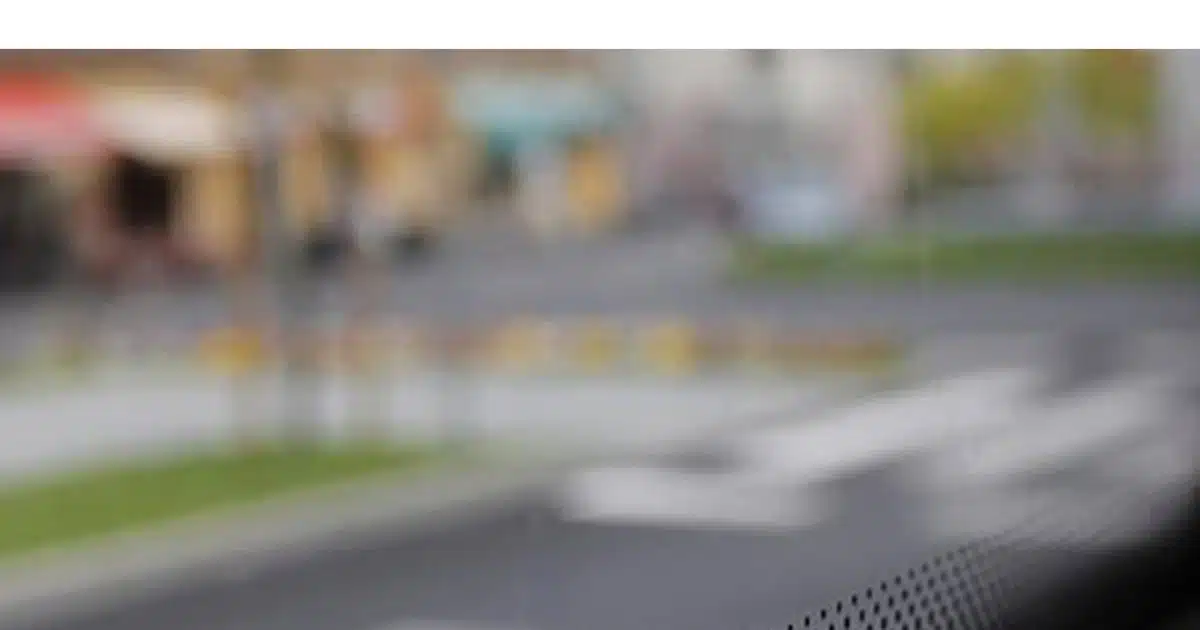 Voici à quoi servent ces points noirs sur votre pare-brise de voiture