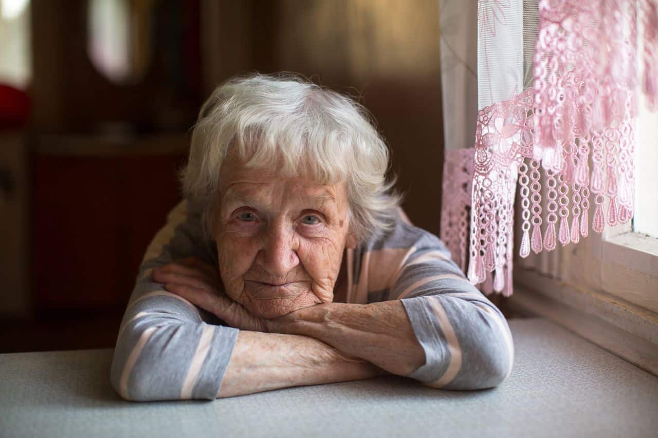 Personne âgée active dans un intérieur clair et spacieux