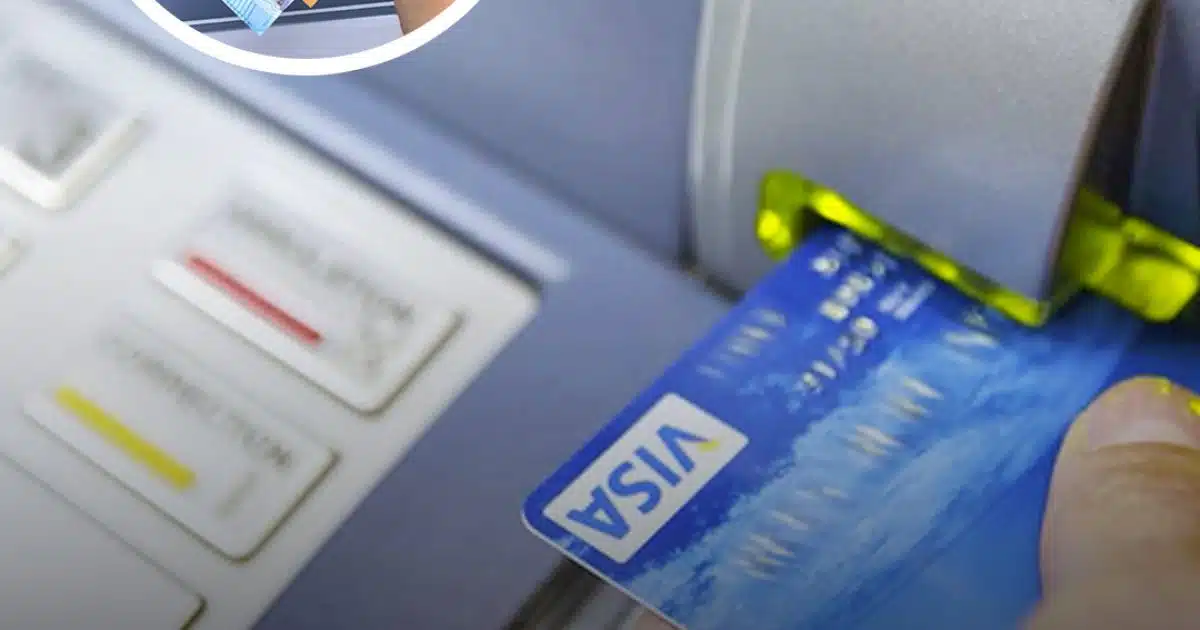 Voici l'action à effectuer systématiquement avant d'insérer votre carte bancaire dans un distributeur