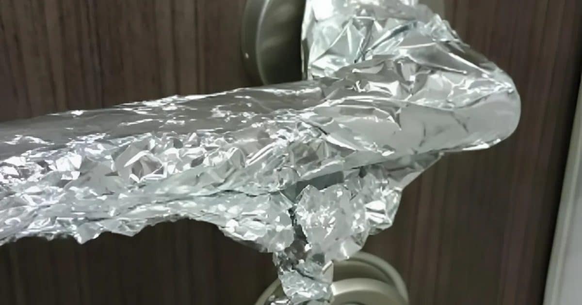 Voici pourquoi de plus en plus de personnes couvrent la poignée de leur porte avec du papier aluminium