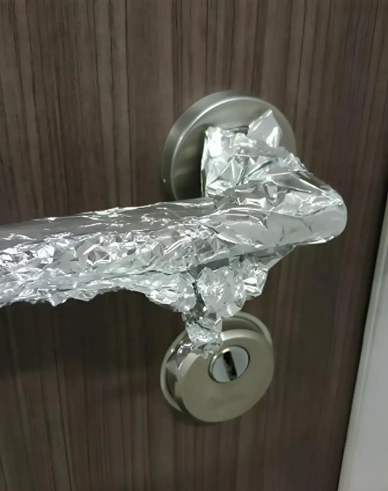 Voici pourquoi de plus en plus de personnes couvrent la poignée de leur porte avec du papier aluminium