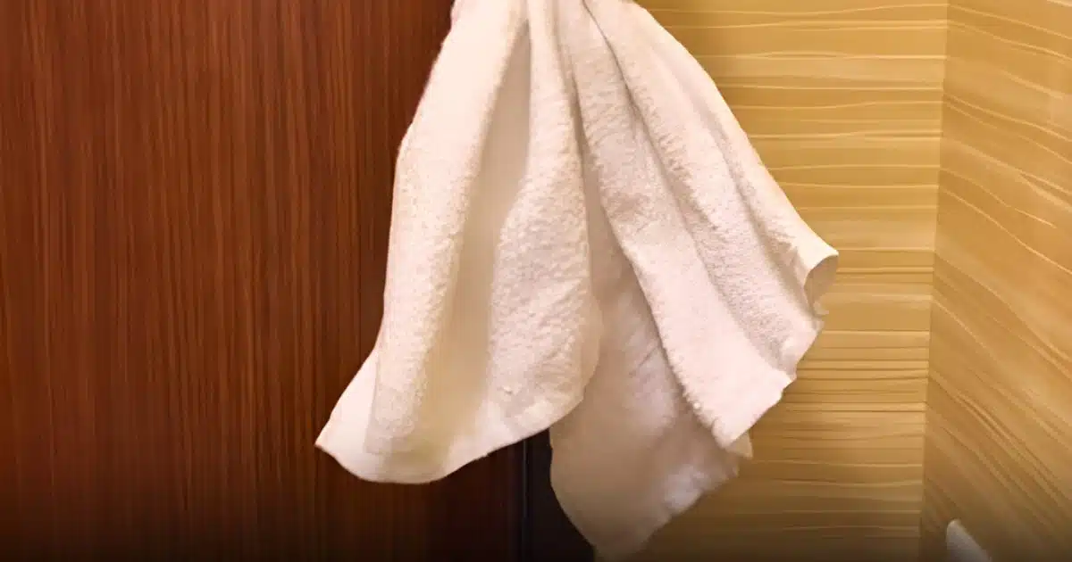 Voici pourquoi vous devriez laisser une serviette près de la porte de votre chambre d'hôtel