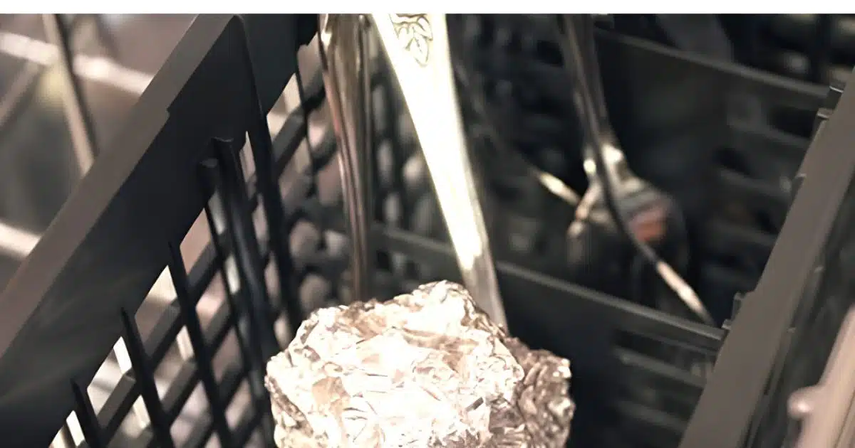 Voici pourquoi vous devriez mettre du papier d'aluminium dans votre lave-vaisselle