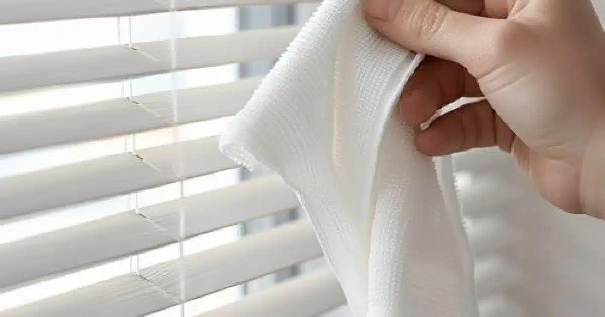 Vos stores sont poussiéreux et décolorés ? Redonnez-leur leur éclat sans effort