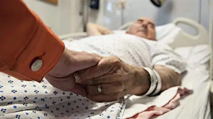 Mains d'une personne âgée