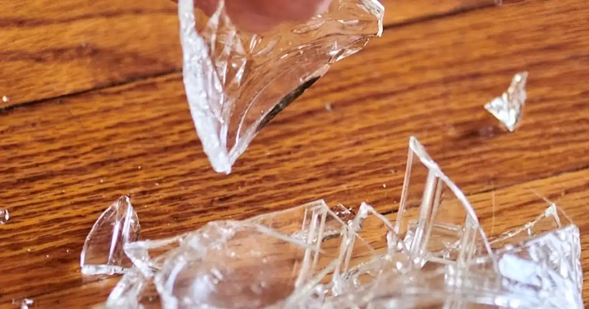 Vous cassez souvent des verres à la maison ? Voici ce que cela peut signifier
