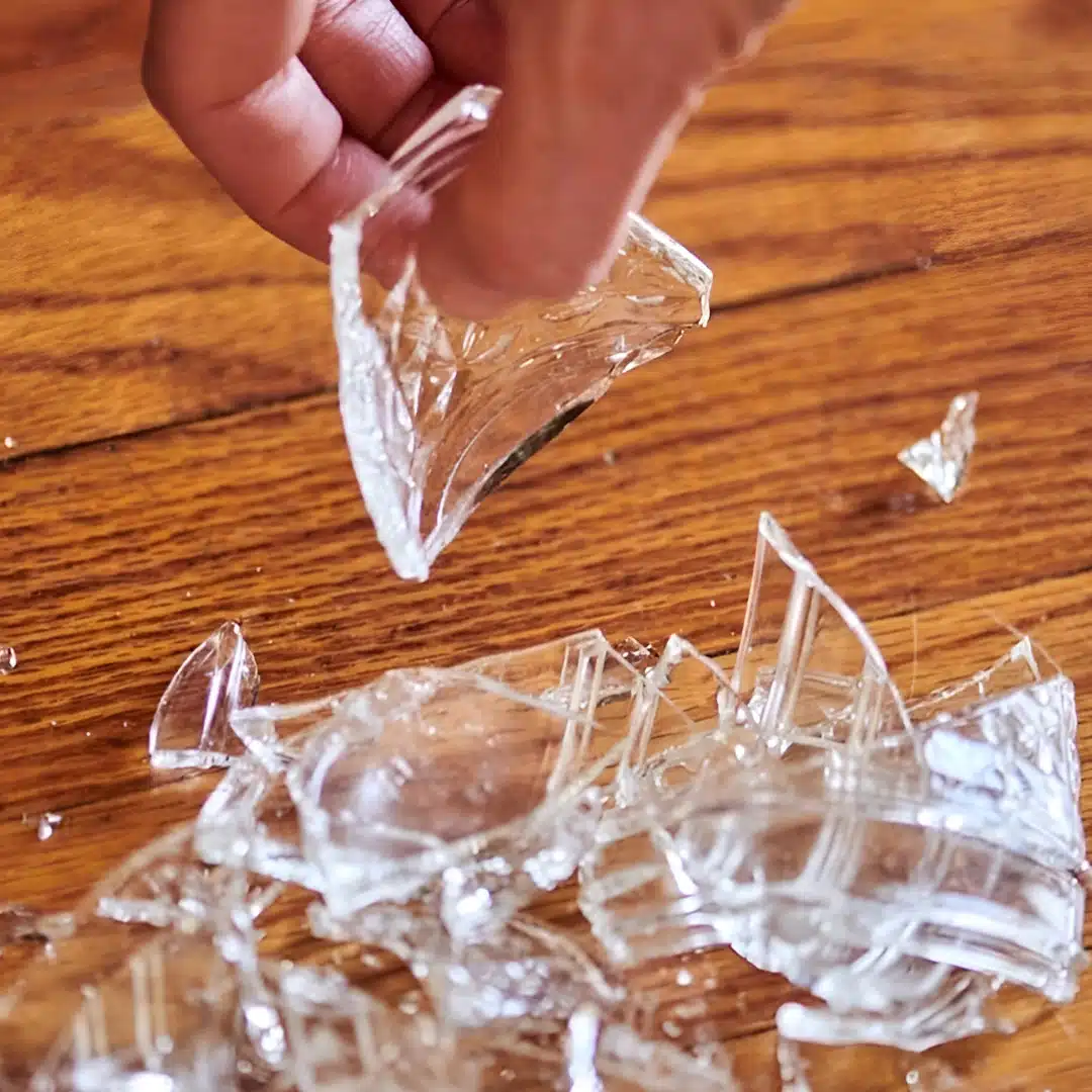 Vous cassez souvent des verres à la maison ? Voici ce que cela peut signifier