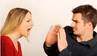 Couple en discussion animée