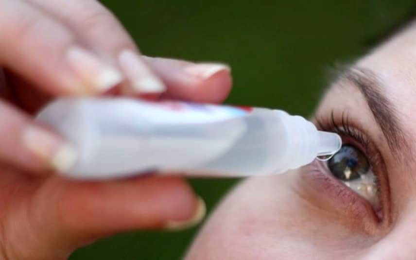 Femme nettoyant délicatement ses yeux