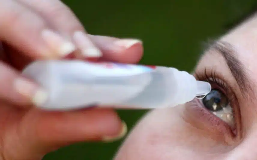 Femme nettoyant délicatement ses yeux