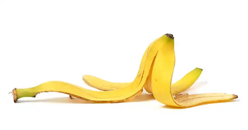 Détail d'une peau de banane sur un fond neutre