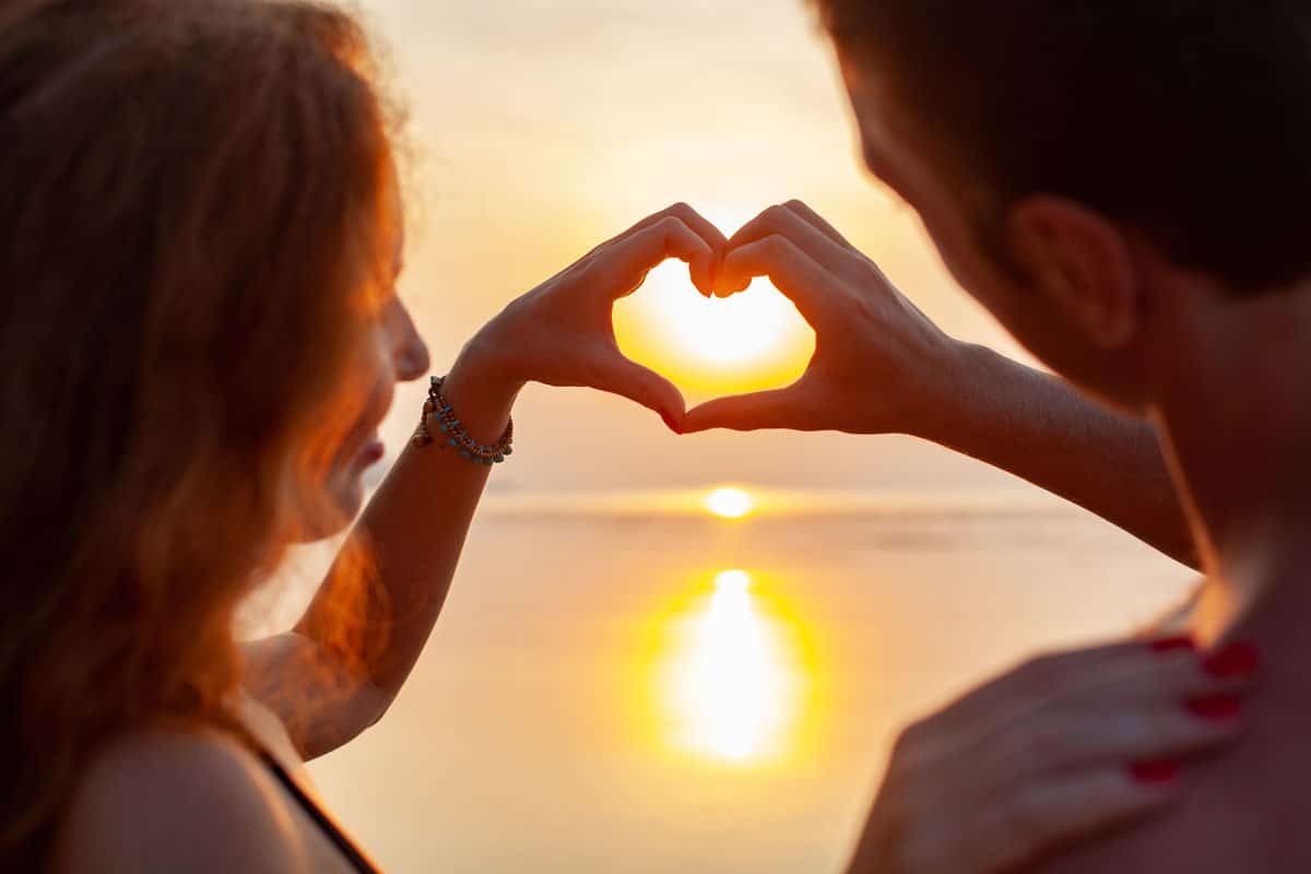 Couple heureux sur la plage
