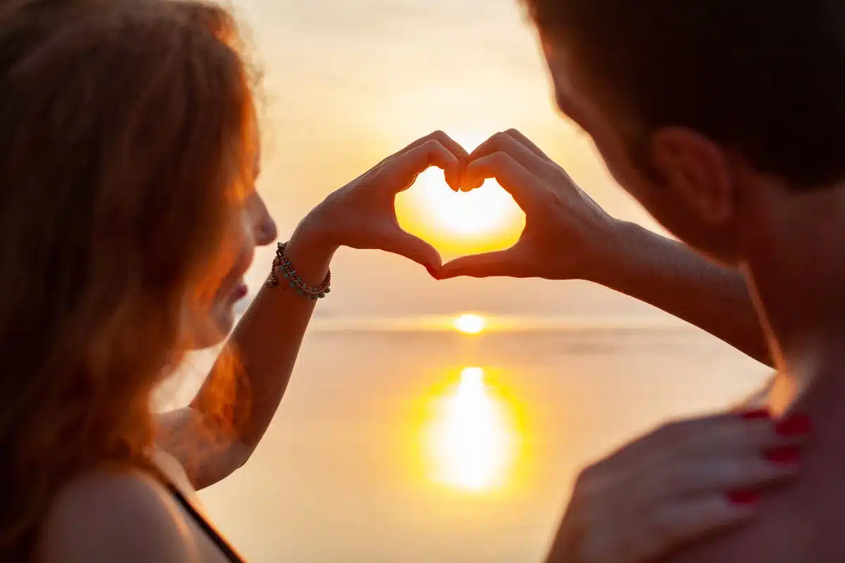Couple heureux sur la plage