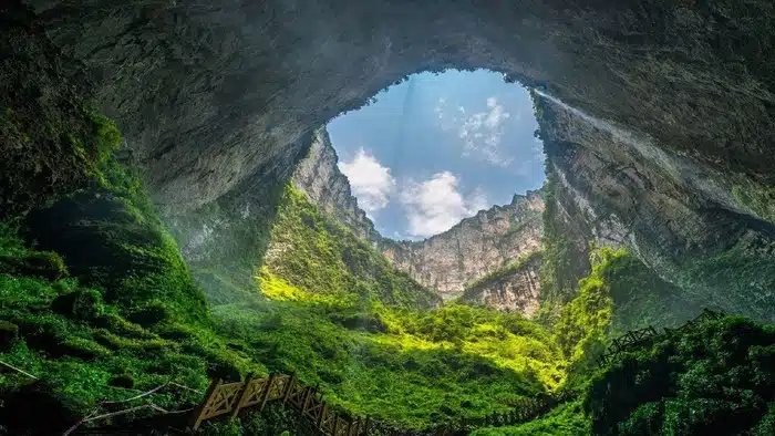 Paysage karstique chinois avec formations géologiques spectaculaires